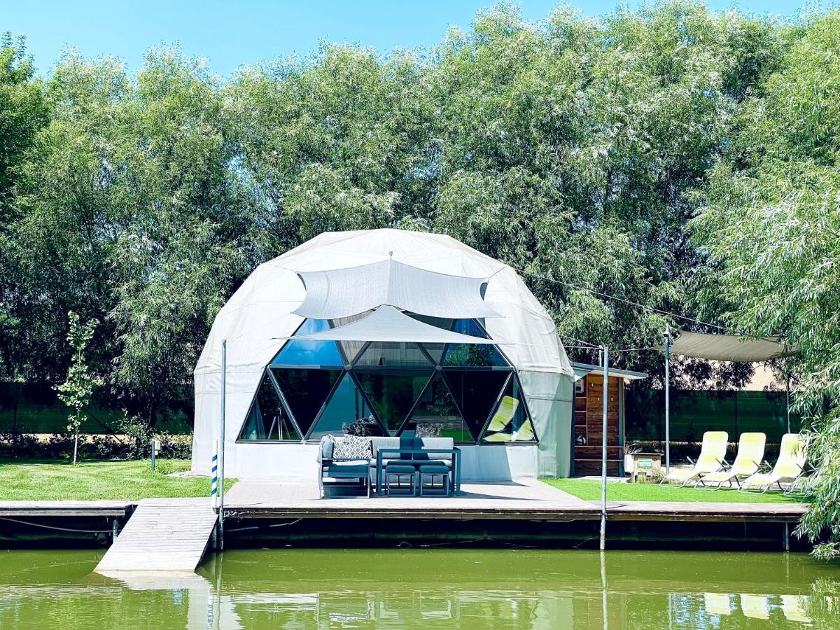 Domeglamping At Fishinglake Ságvár Εξωτερικό φωτογραφία