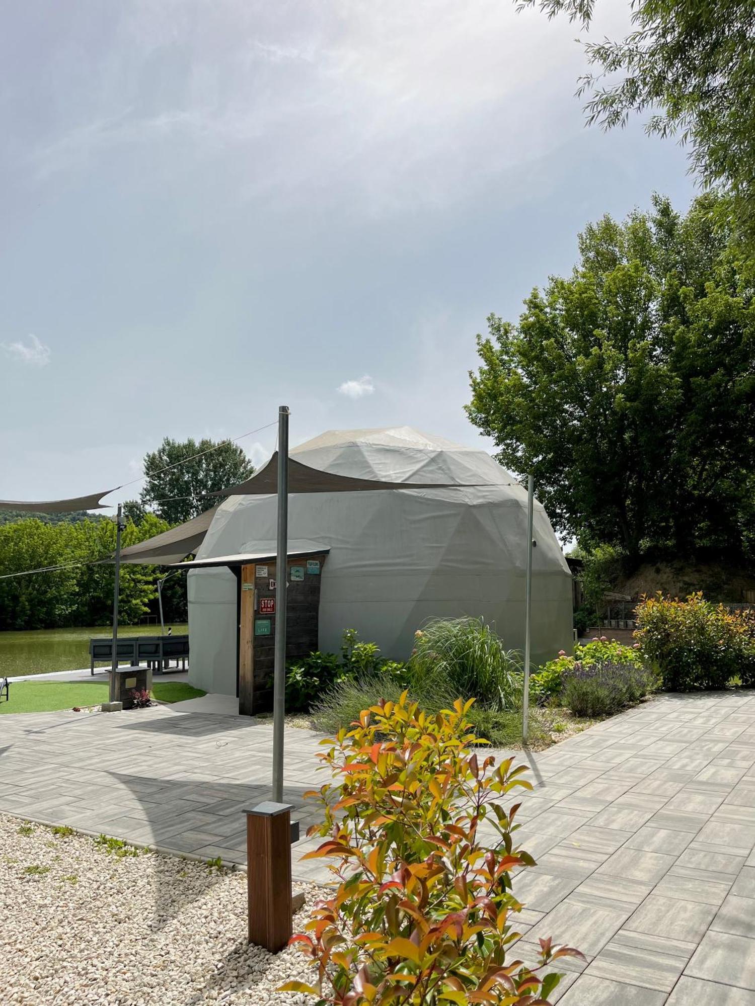 Domeglamping At Fishinglake Ságvár Εξωτερικό φωτογραφία