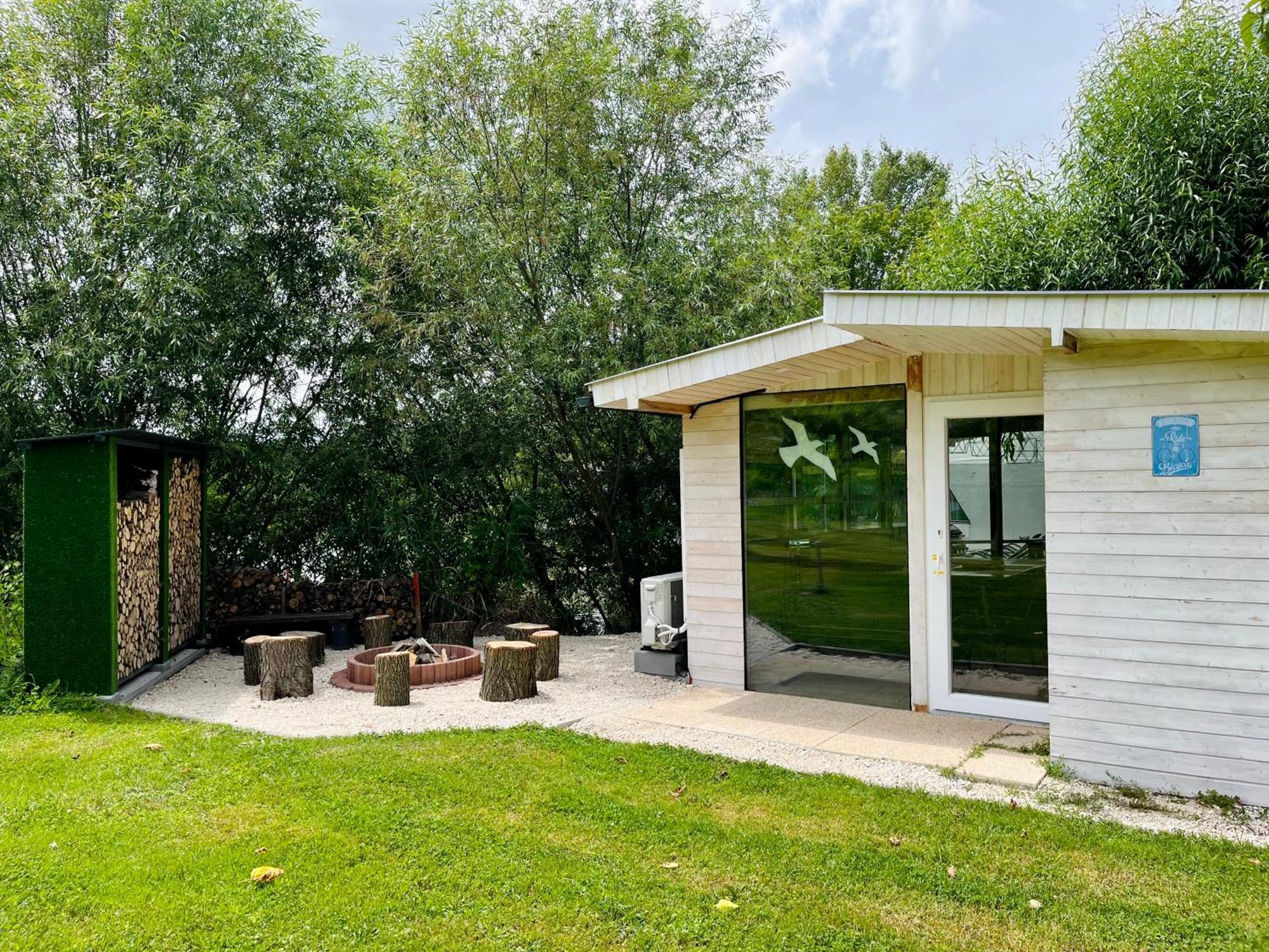 Domeglamping At Fishinglake Ságvár Εξωτερικό φωτογραφία